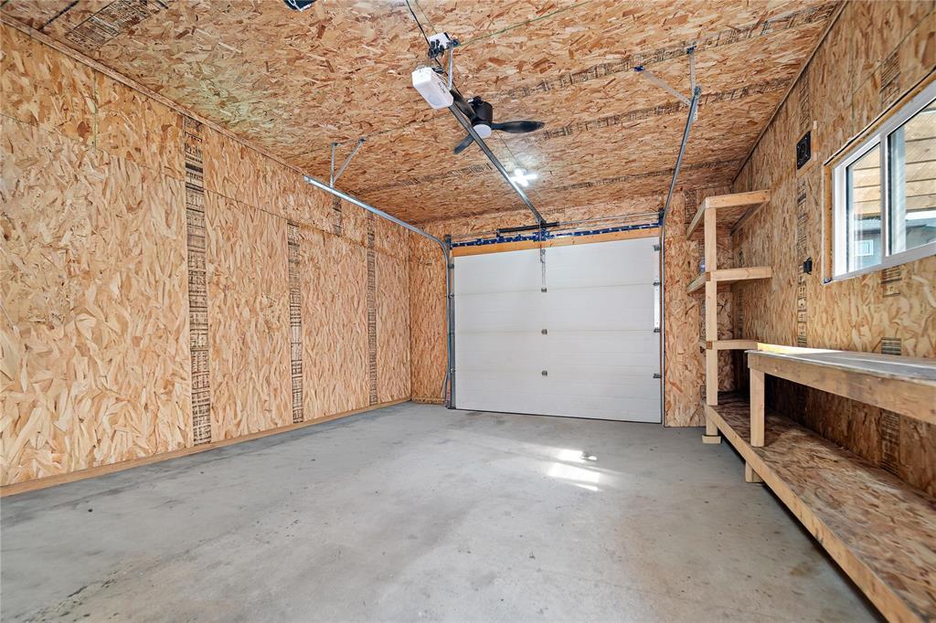 33 Maitland Drive, Winnipeg, MB - Indoor Photo Showing Garage
