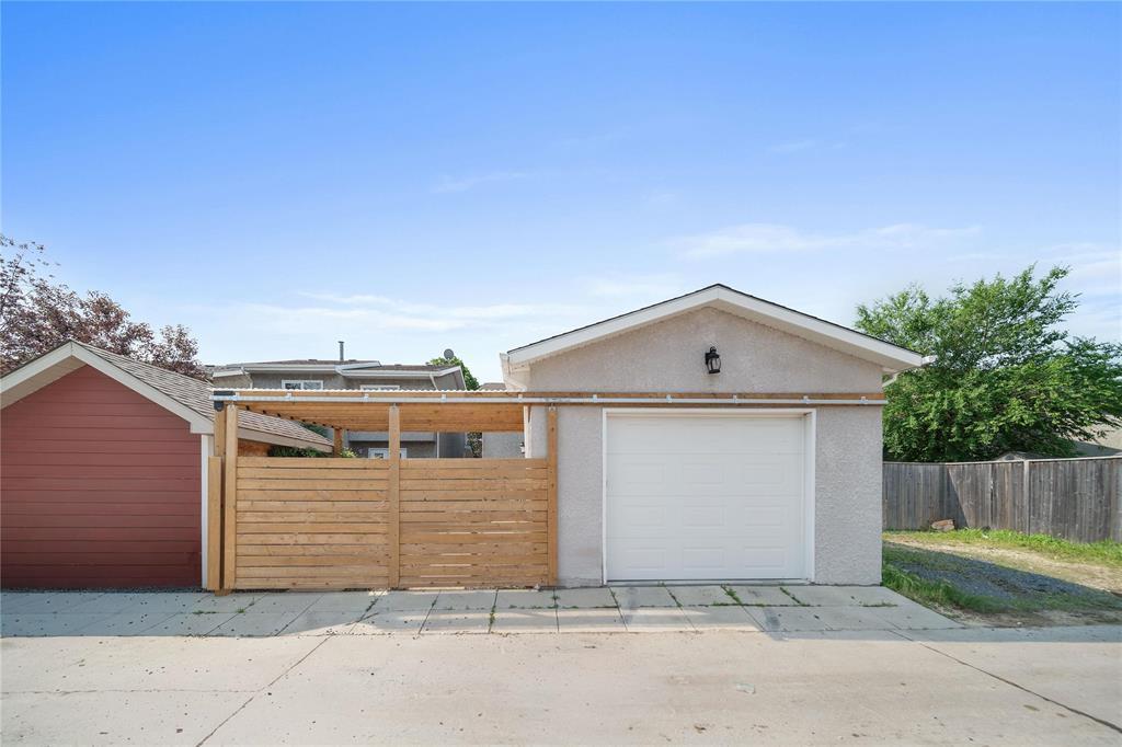 33 Maitland Drive, Winnipeg, MB - Outdoor With Exterior