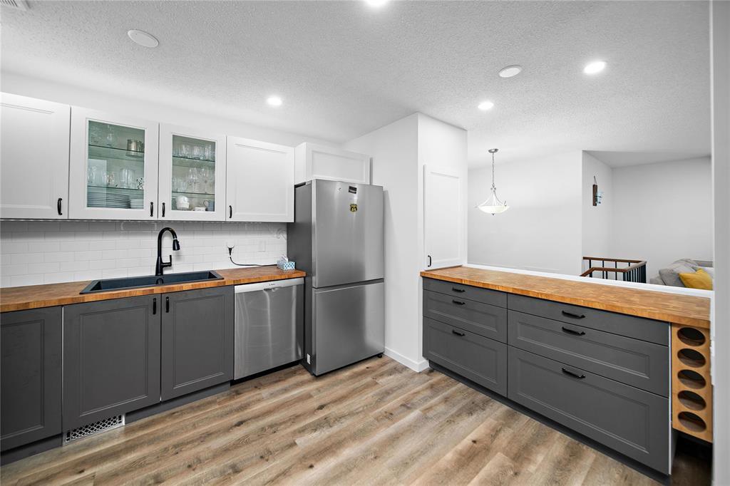 33 Maitland Drive, Winnipeg, MB - Indoor Photo Showing Kitchen With Double Sink