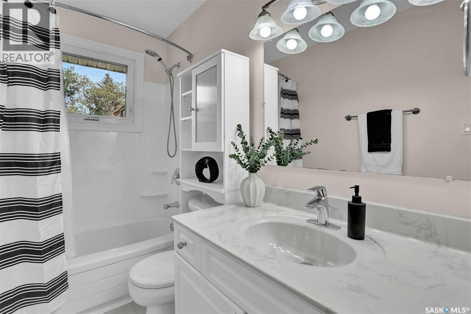 961 Garry Street, Regina, SK - Indoor Photo Showing Bathroom