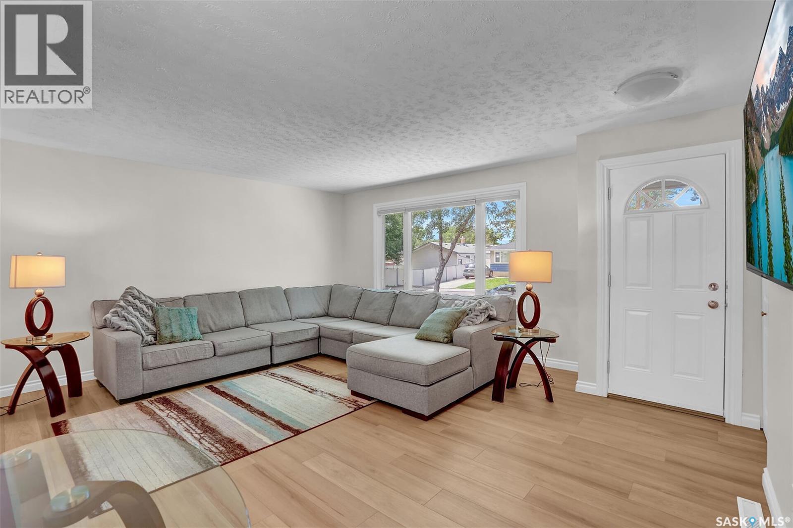 961 Garry Street, Regina, SK - Indoor Photo Showing Living Room