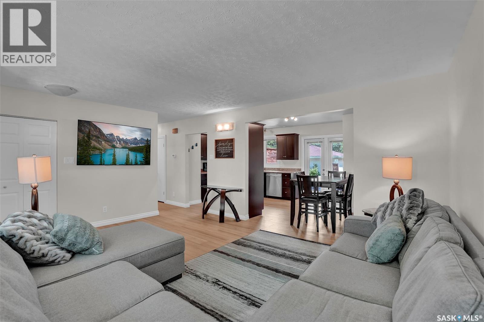 961 Garry Street, Regina, SK - Indoor Photo Showing Living Room