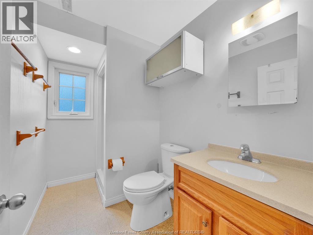 2929 Donnelly, Windsor, ON - Indoor Photo Showing Bathroom