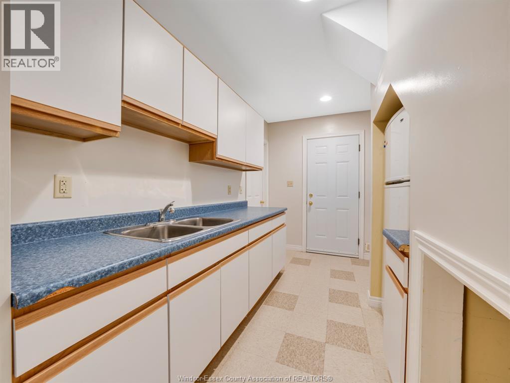 2929 Donnelly, Windsor, ON - Indoor Photo Showing Kitchen With Double Sink
