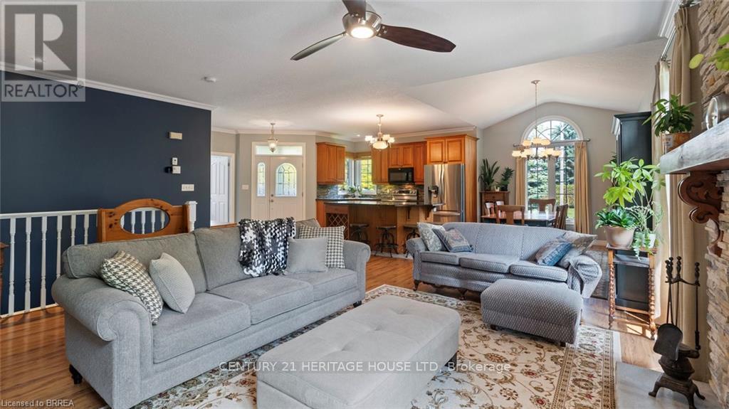 2 Hunter Drive S, Norfolk, ON - Indoor Photo Showing Living Room