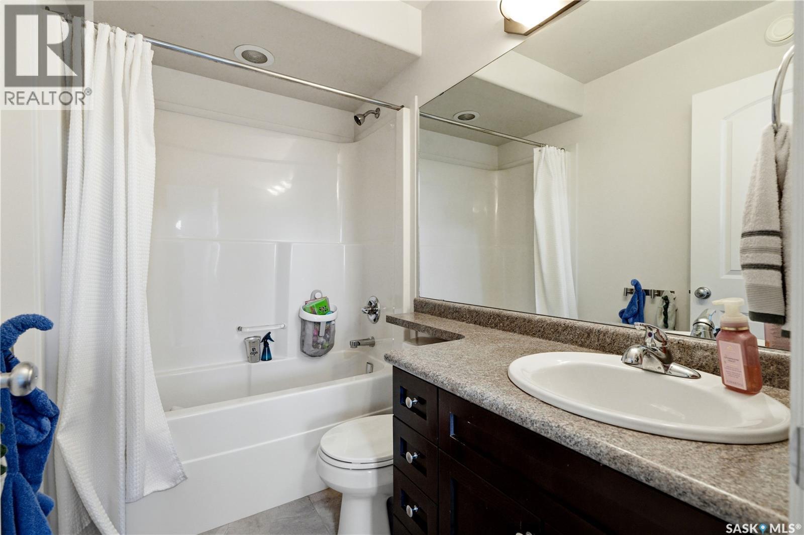 668 Lehrer Crescent, Saskatoon, SK - Indoor Photo Showing Bathroom