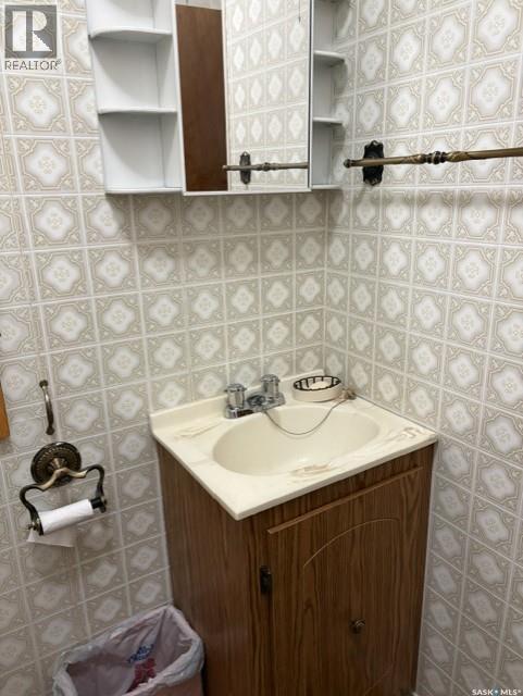 203 Argyle Street, Regina, SK - Indoor Photo Showing Bathroom