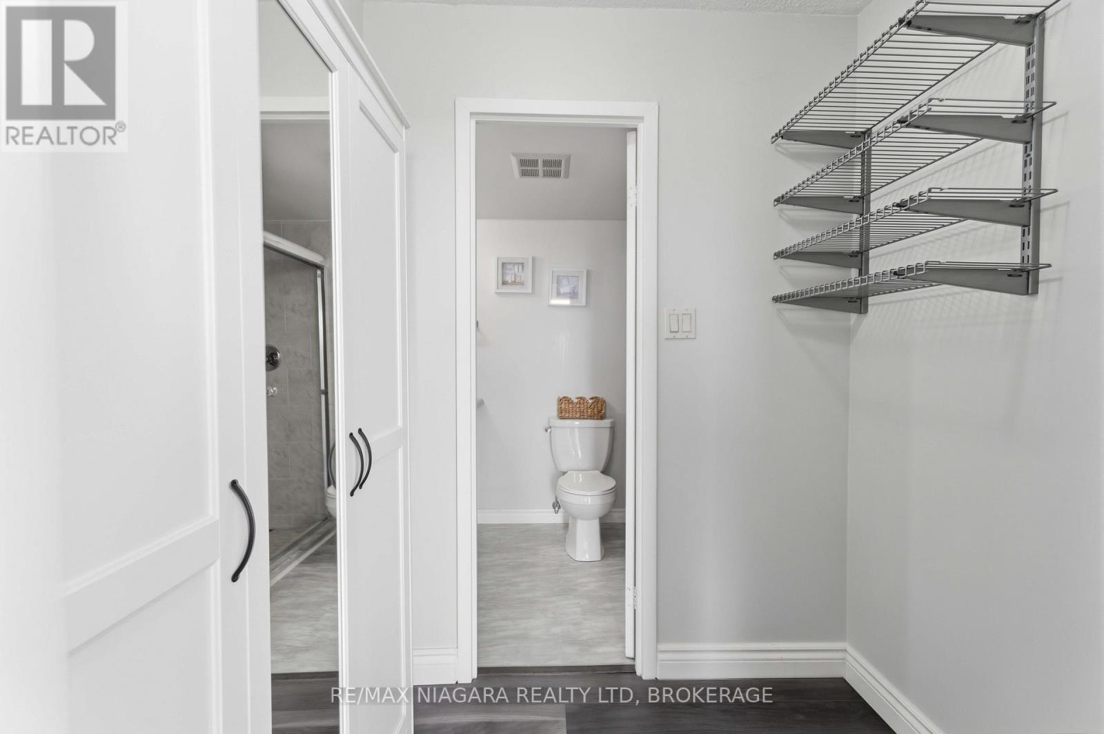 walk through closet - 1207 - 7 Gale Crescent, St. Catharines (E. Chester), ON - Indoor