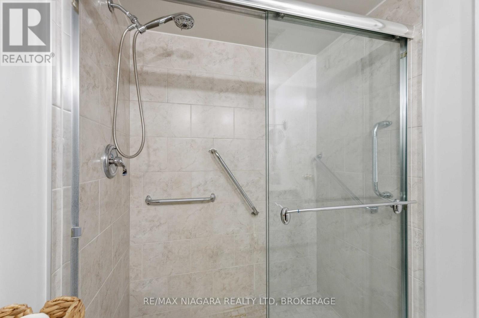 Master bath shower - 1207 - 7 Gale Crescent, St. Catharines (E. Chester), ON - Indoor Photo Showing Bathroom