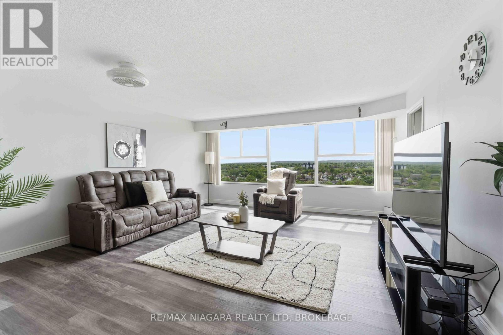 1207 - 7 Gale Crescent, St. Catharines (E. Chester), ON - Indoor Photo Showing Living Room