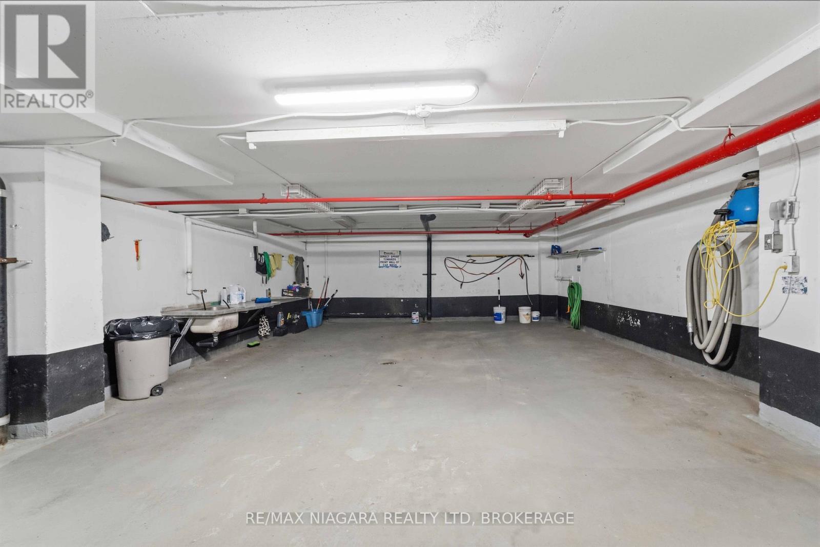 Inside Car wash area - 1207 - 7 Gale Crescent, St. Catharines (E. Chester), ON - Indoor Photo Showing Garage