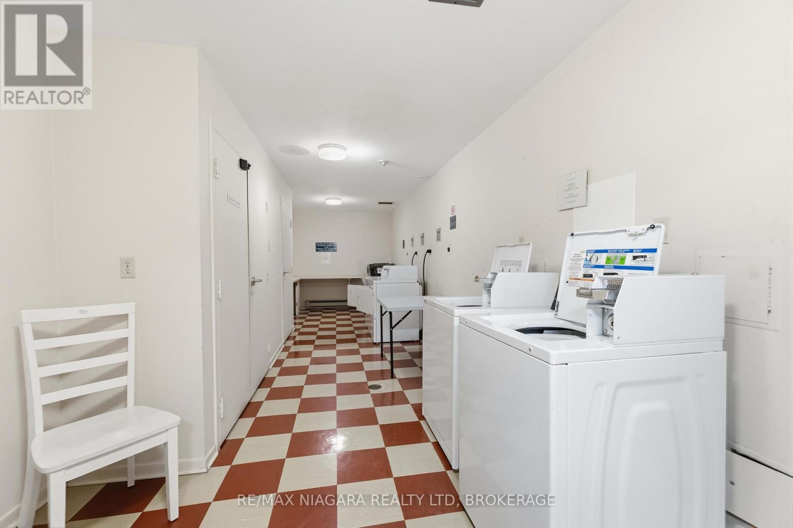 extra laundry rm on main level - 1207 - 7 Gale Crescent, St. Catharines (E. Chester), ON - Indoor Photo Showing Laundry Room