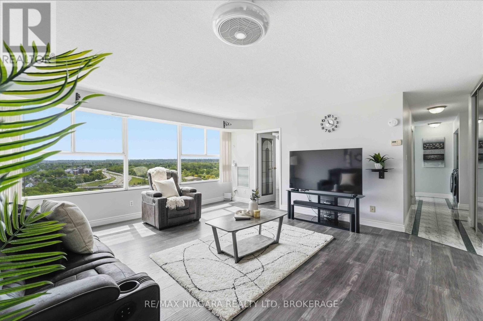 1207 - 7 Gale Crescent, St. Catharines (E. Chester), ON - Indoor Photo Showing Living Room
