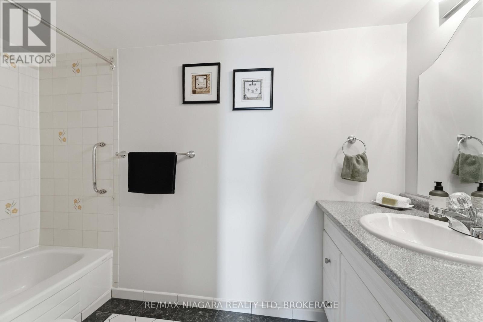 Main bathroom - 1207 - 7 Gale Crescent, St. Catharines (E. Chester), ON - Indoor Photo Showing Bathroom
