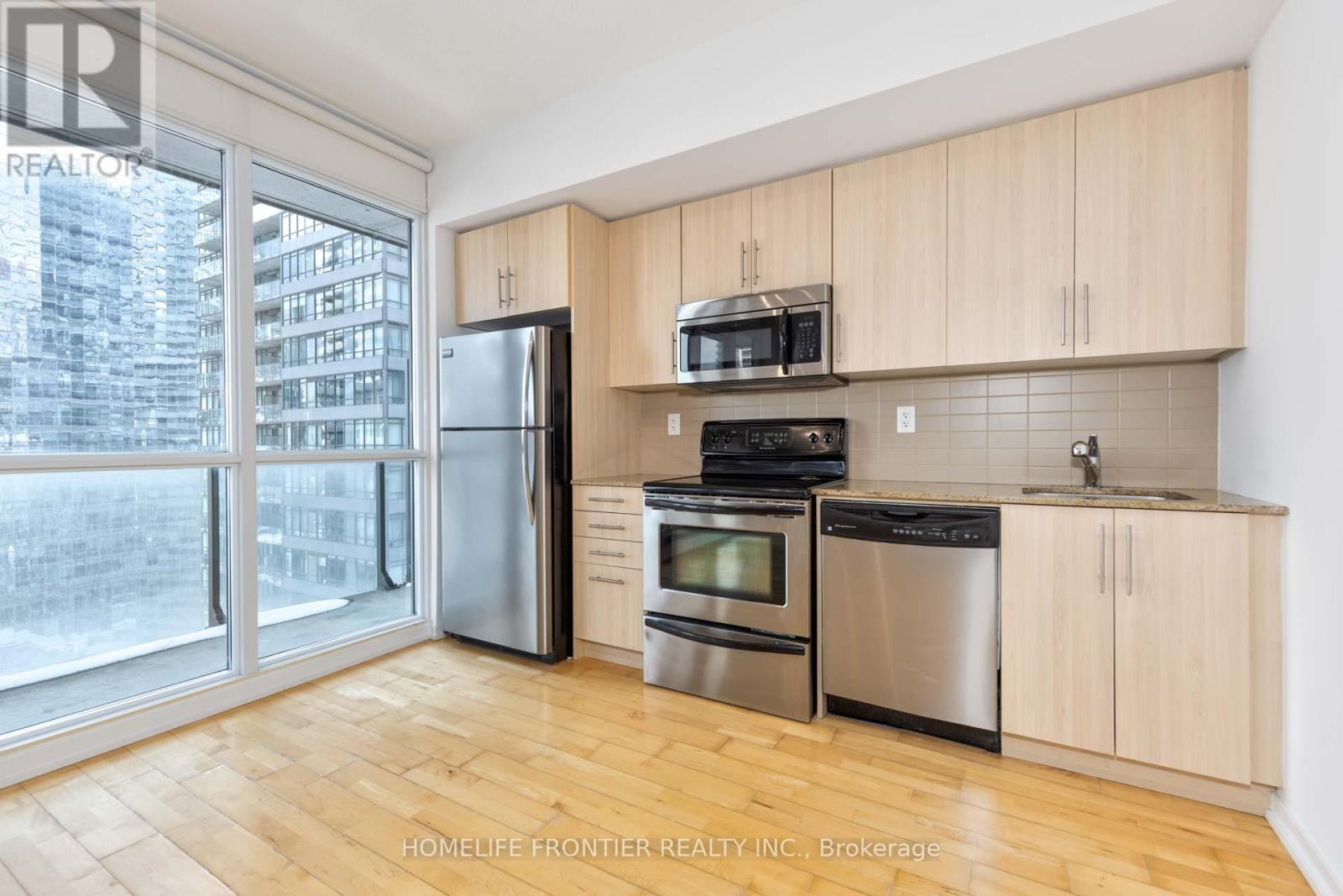 2111 - 65 Bremner Boulevard, Toronto, ON - Indoor Photo Showing Kitchen
