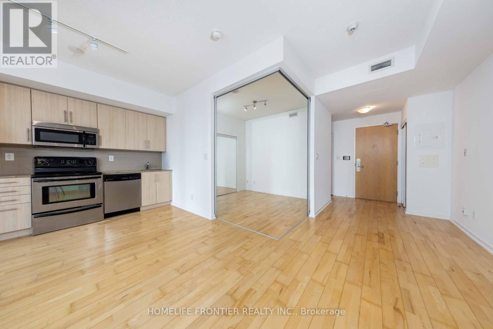 2111 - 65 Bremner Boulevard, Toronto, ON - Indoor Photo Showing Kitchen