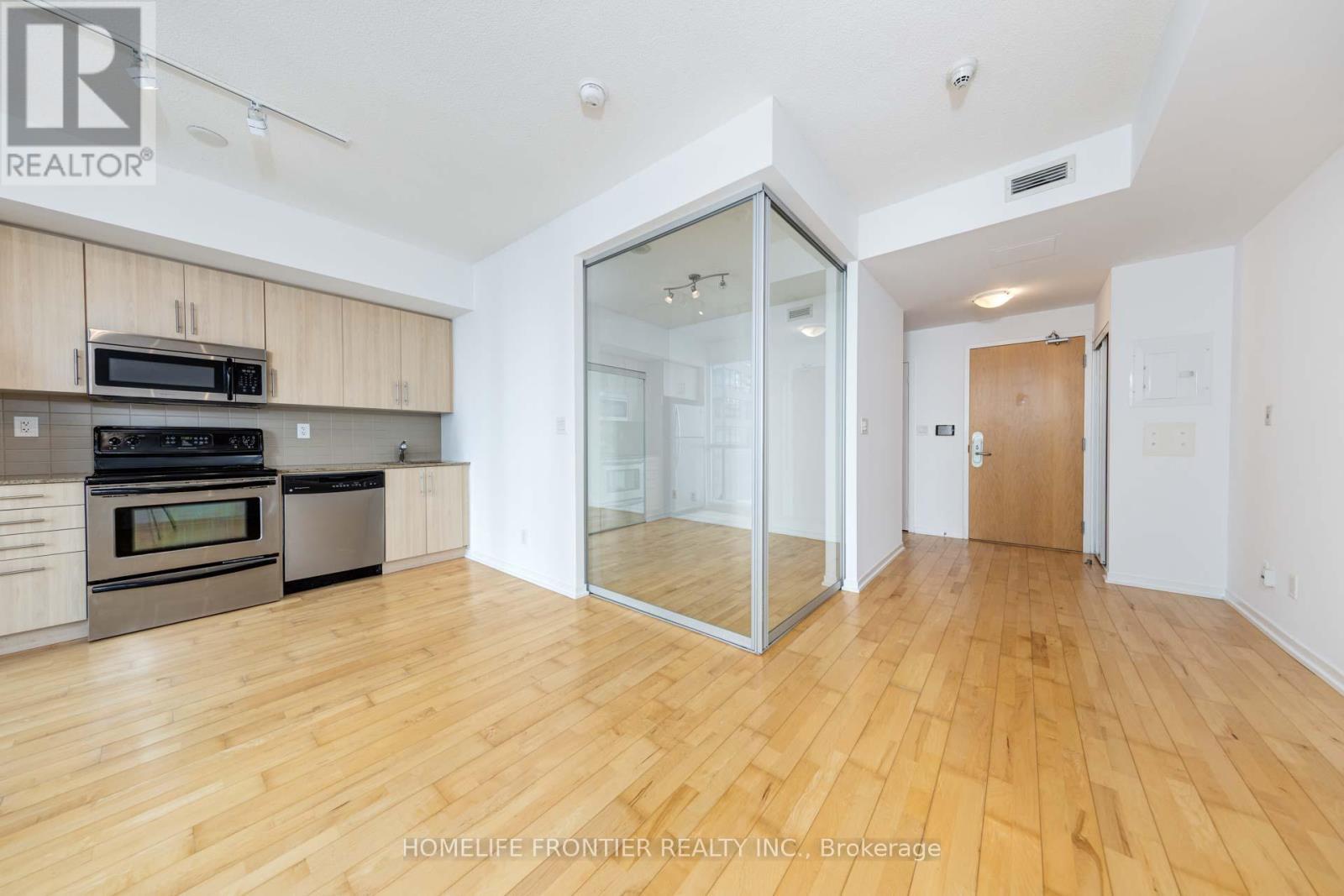 2111 - 65 Bremner Boulevard, Toronto, ON - Indoor Photo Showing Kitchen