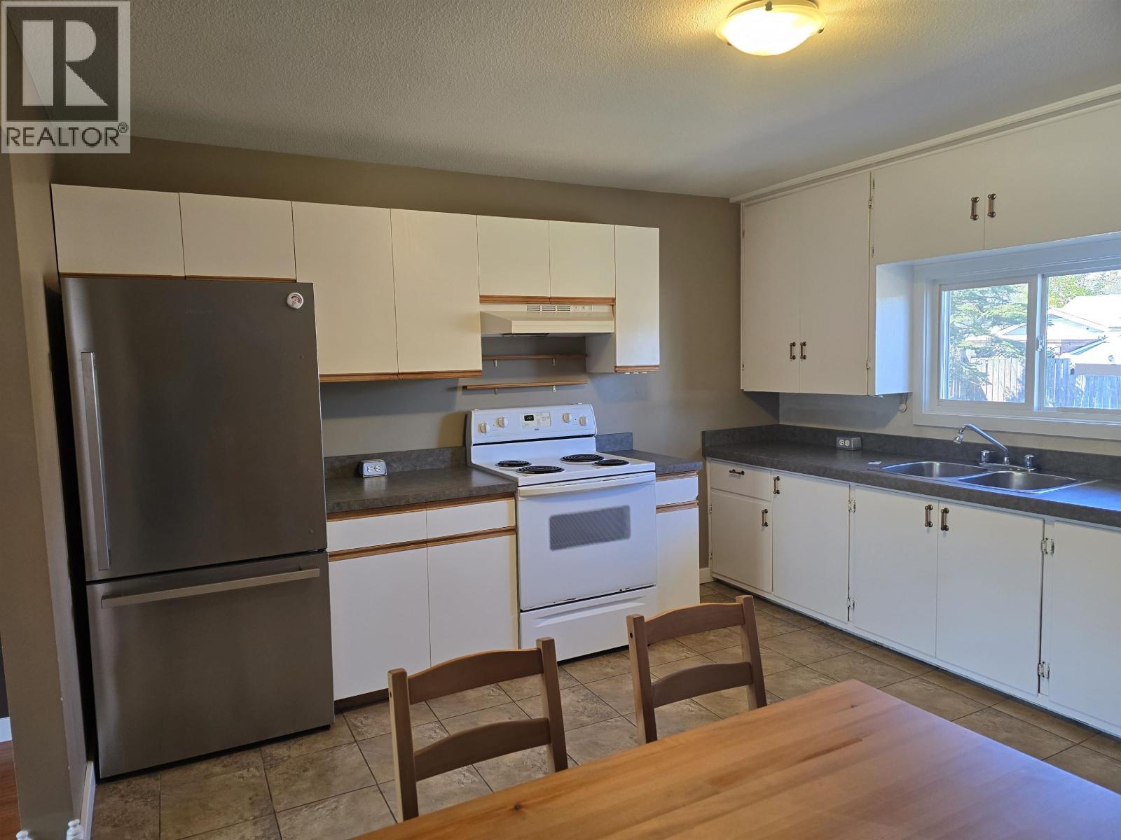 2020 Ross Crescent, Prince George, BC - Indoor Photo Showing Kitchen With Double Sink