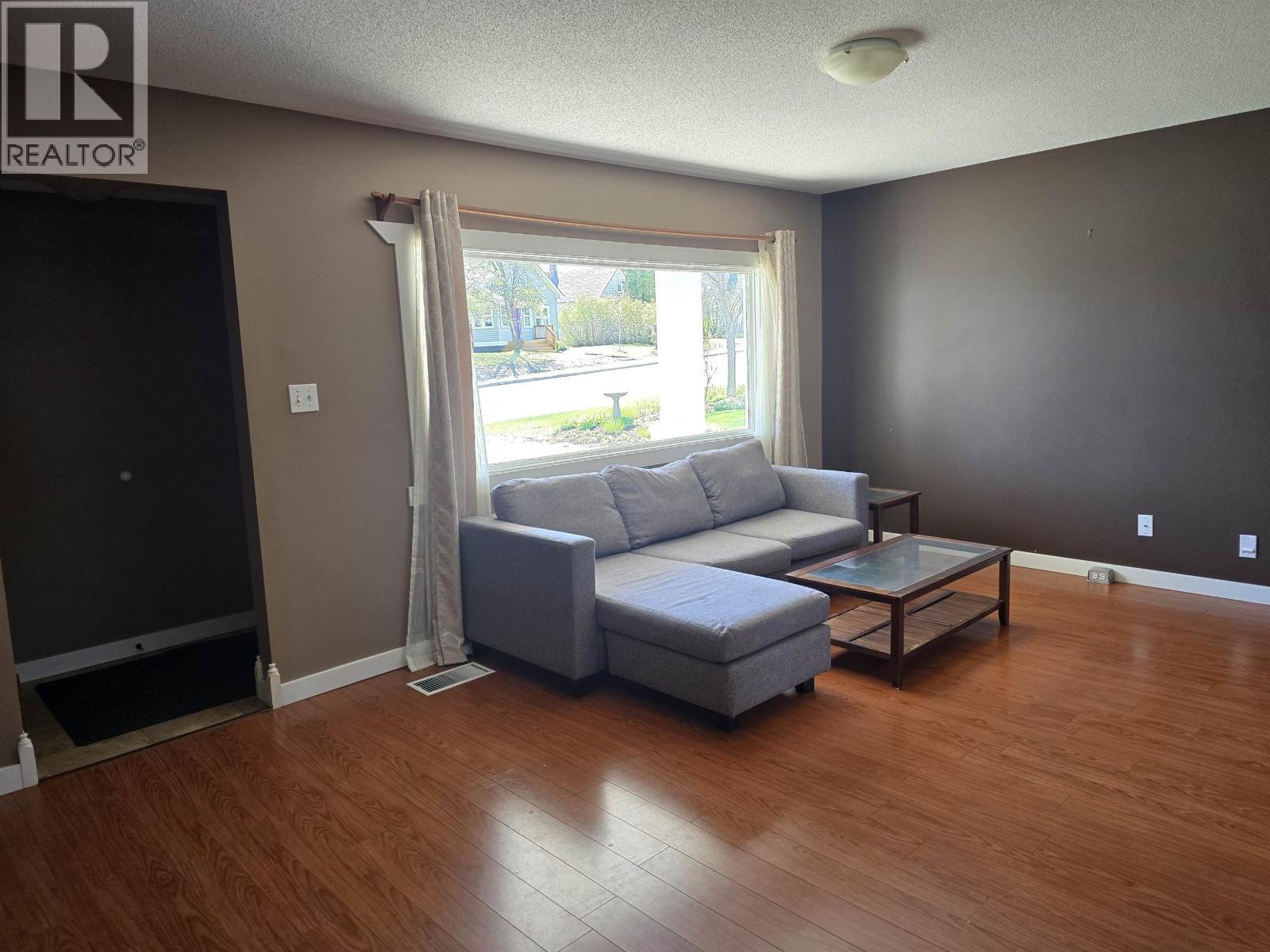 2020 Ross Crescent, Prince George, BC - Indoor Photo Showing Living Room