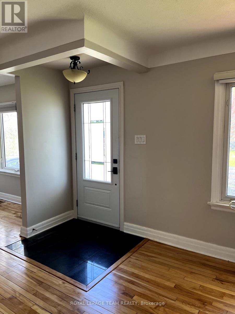 Front door - 9 Tower Road E, Ottawa, ON - Indoor Photo Showing Other Room