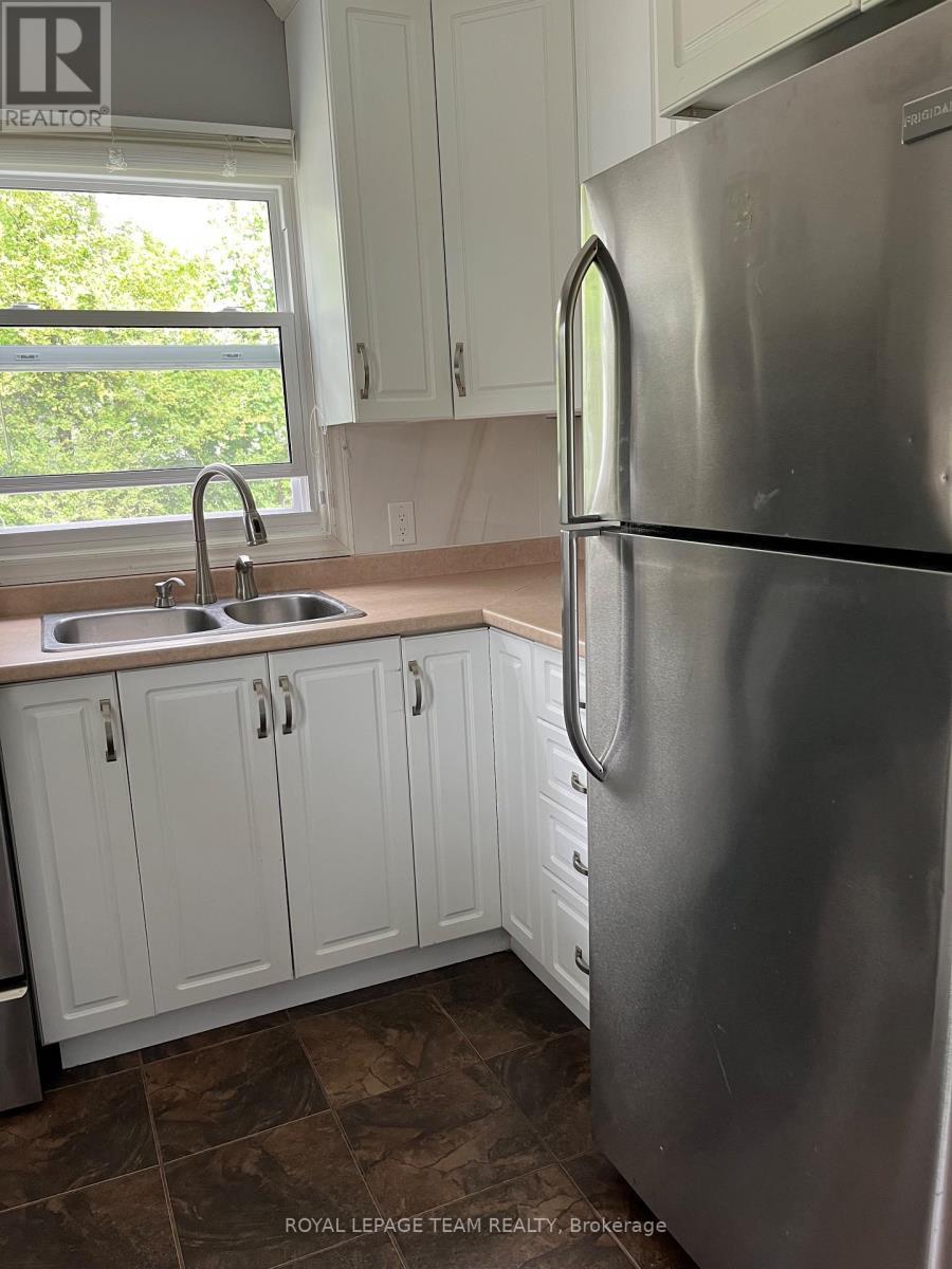 9 Tower Road E, Ottawa, ON - Indoor Photo Showing Kitchen With Double Sink
