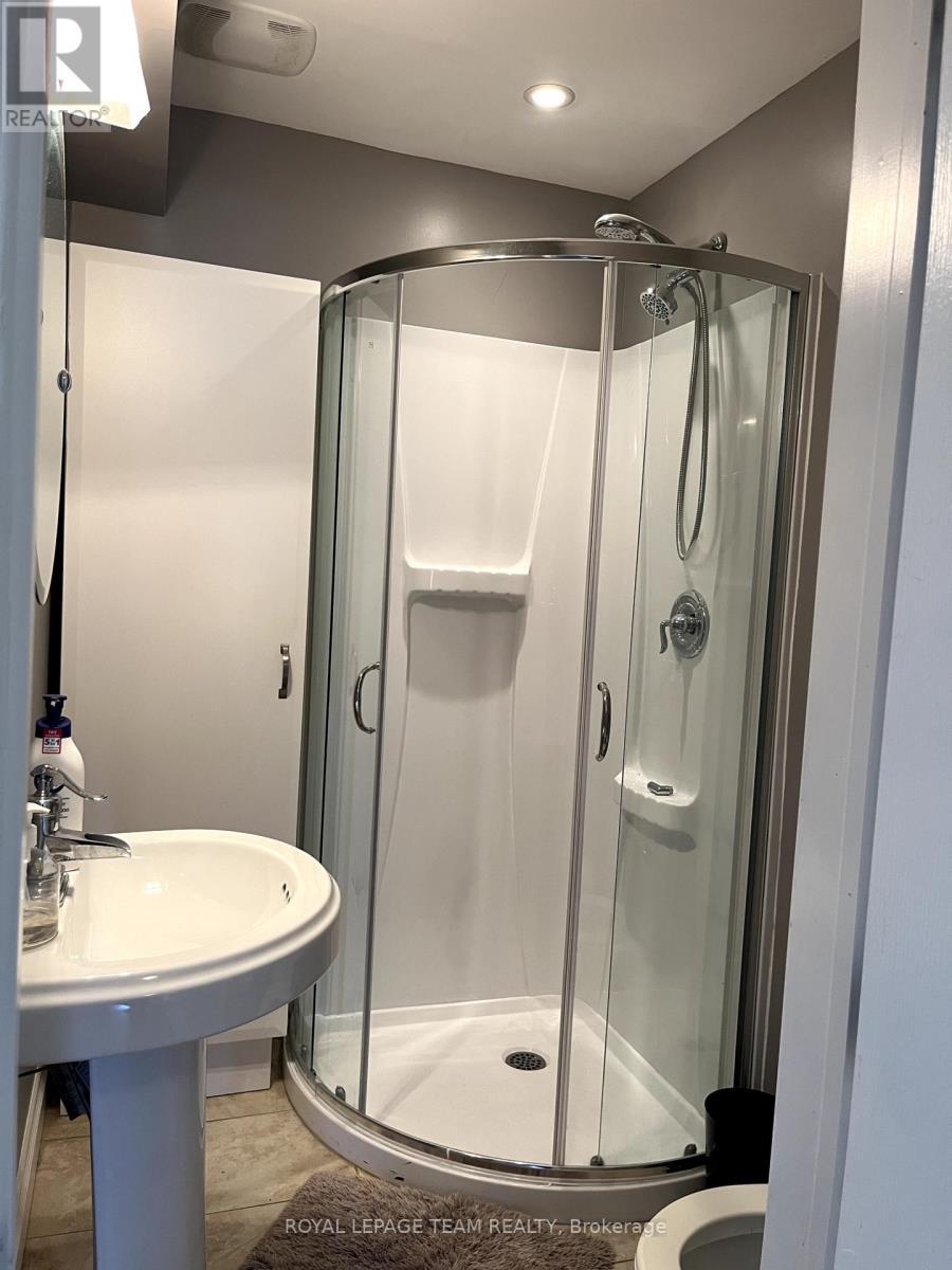 Main floor, 3PC bath - 9 Tower Road E, Ottawa, ON - Indoor Photo Showing Bathroom