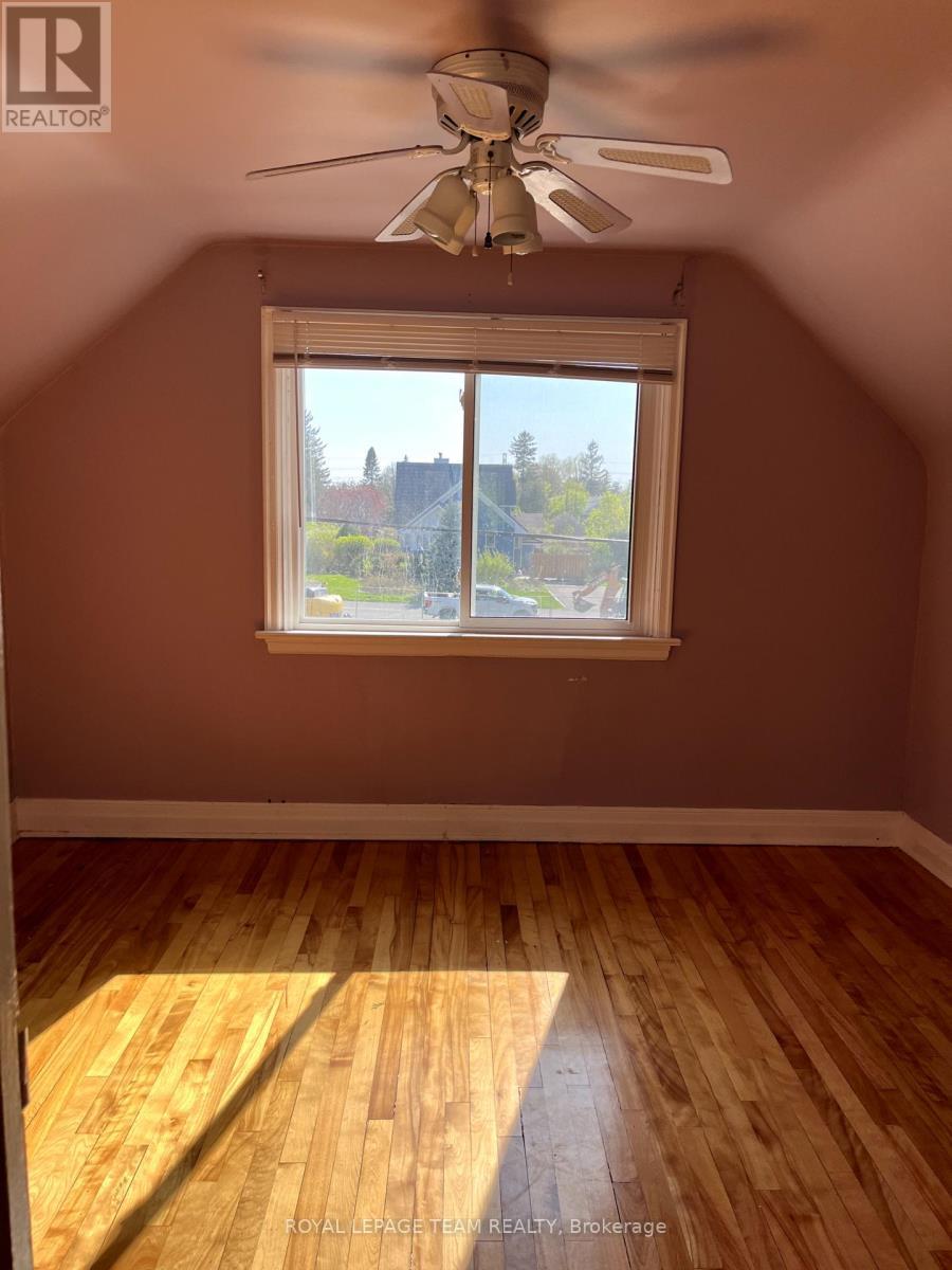 Second floor bedroom (west) 11'10\"x10'4\" - 9 Tower Road E, Ottawa, ON - Indoor Photo Showing Other Room