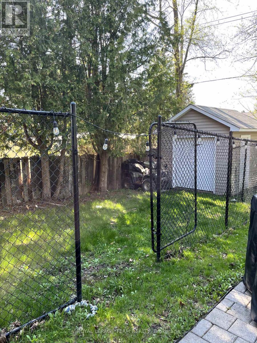 Fenced in dog run - 9 Tower Road E, Ottawa, ON - Outdoor
