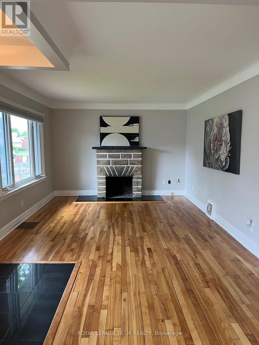 Living room 17'5\"x11'5\" - 9 Tower Road E, Ottawa, ON - Indoor With Fireplace