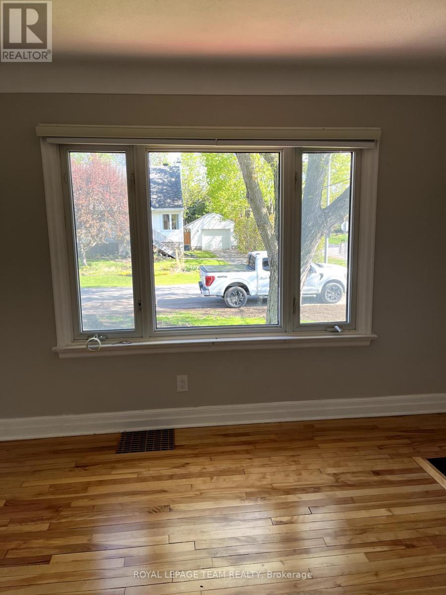 Lving room window lets in plenty of natural light - 9 Tower Road E, Ottawa, ON - Indoor Photo Showing Other Room