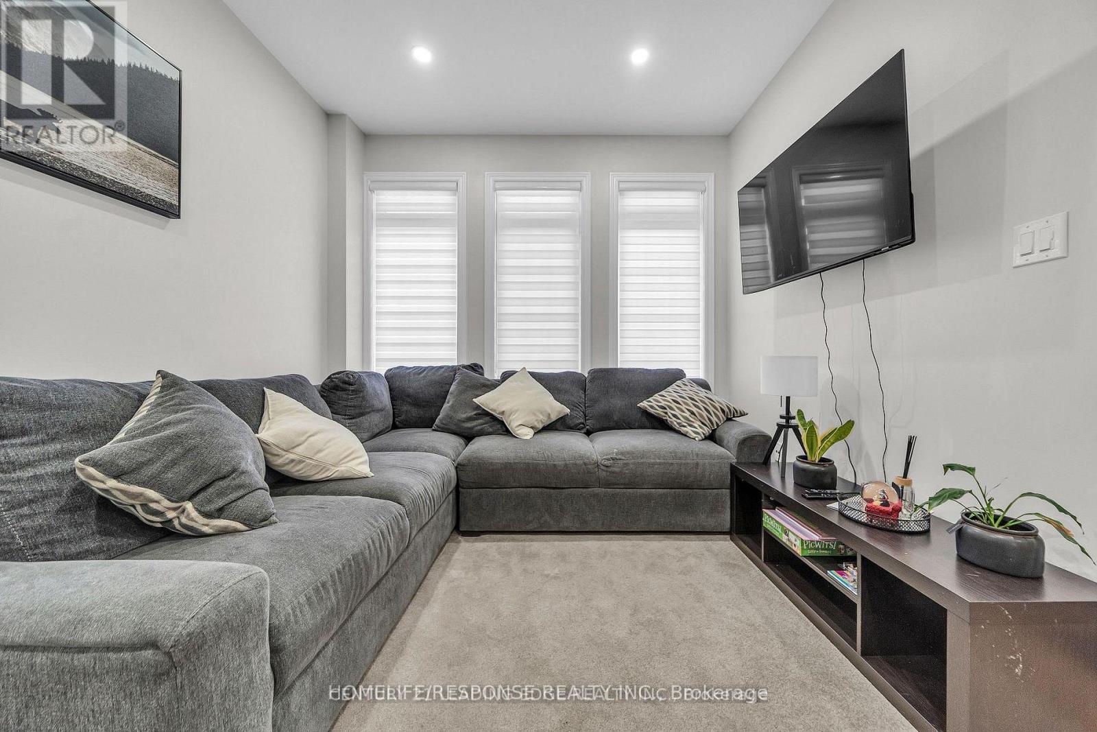 5 Gooseman Crescent, Markham, ON - Indoor Photo Showing Living Room