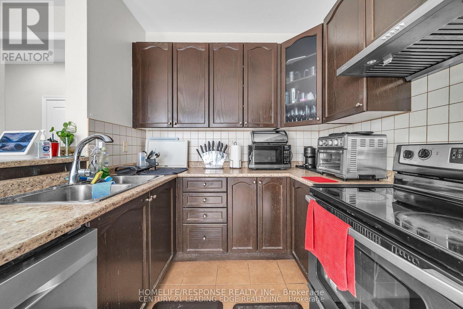 5 Gooseman Crescent, Markham, ON - Indoor Photo Showing Kitchen With Double Sink