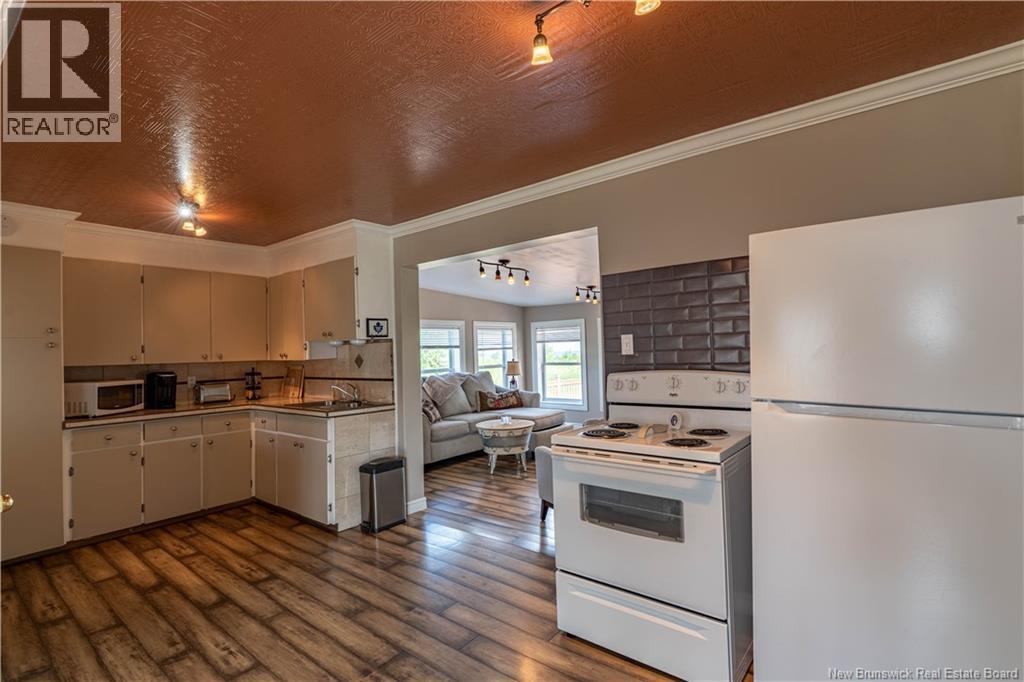 4 Gregg Street, Baie-Sainte-Anne, NB - Indoor Photo Showing Kitchen