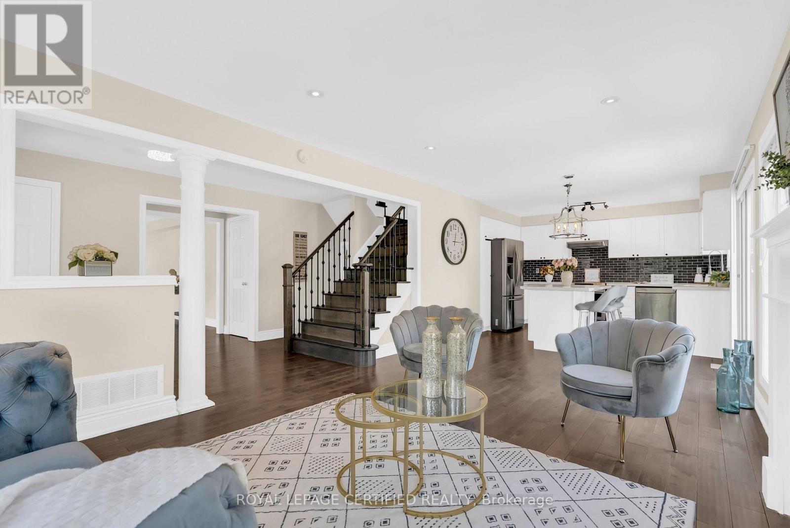 5890 Tampico Way, Mississauga, ON - Indoor Photo Showing Living Room