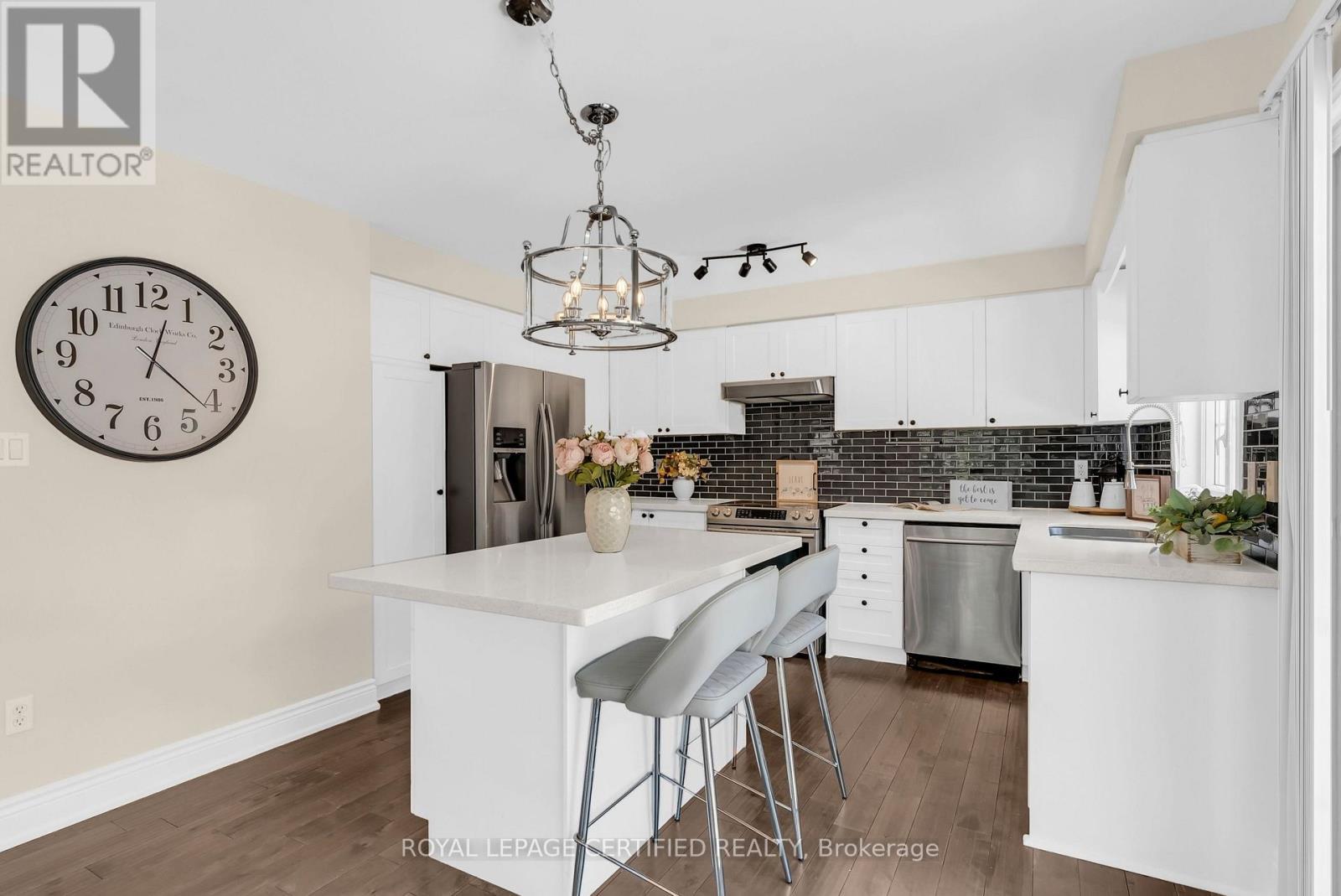 5890 Tampico Way, Mississauga, ON - Indoor Photo Showing Kitchen With Upgraded Kitchen