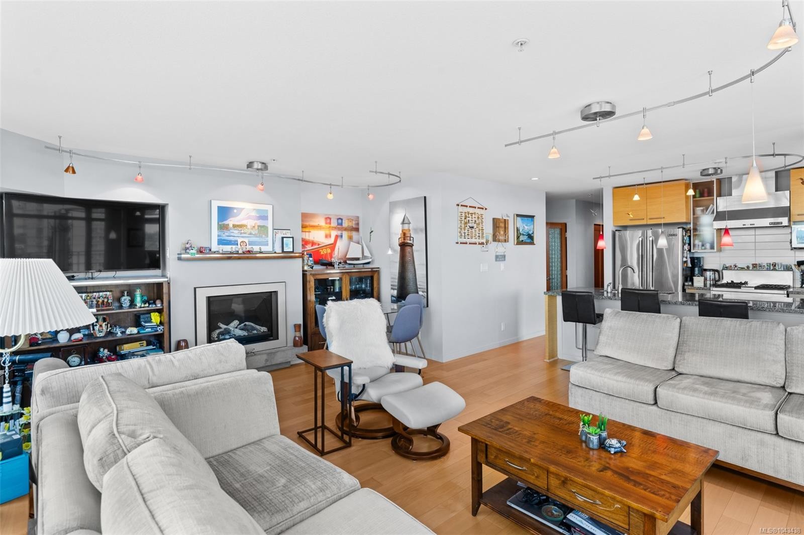 #805-38 Front St, Nanaimo, BC - Indoor Photo Showing Living Room With Fireplace