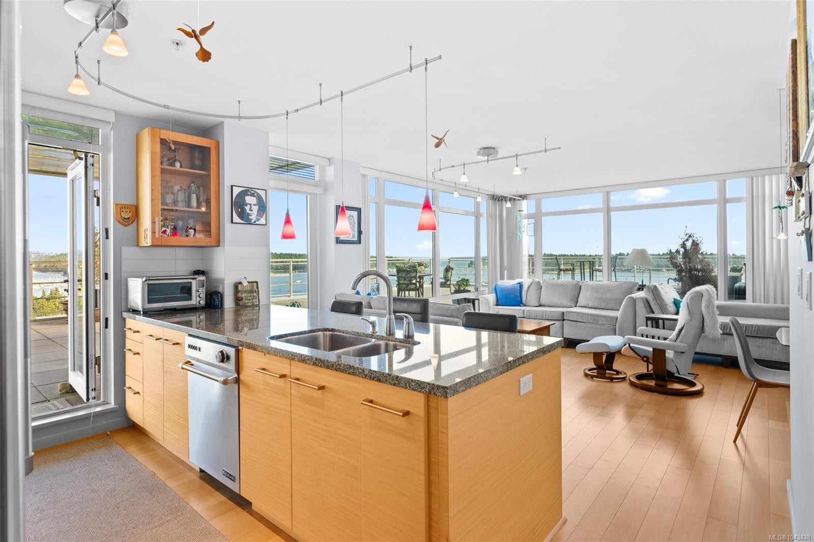 #805-38 Front St, Nanaimo, BC - Indoor Photo Showing Kitchen With Double Sink