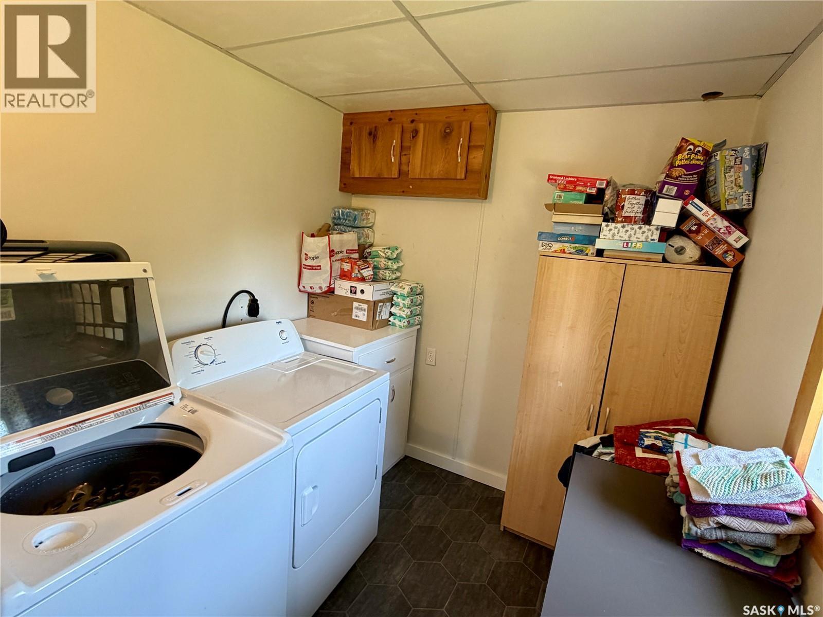 402 4Th Street, Medstead, SK - Indoor Photo Showing Laundry Room
