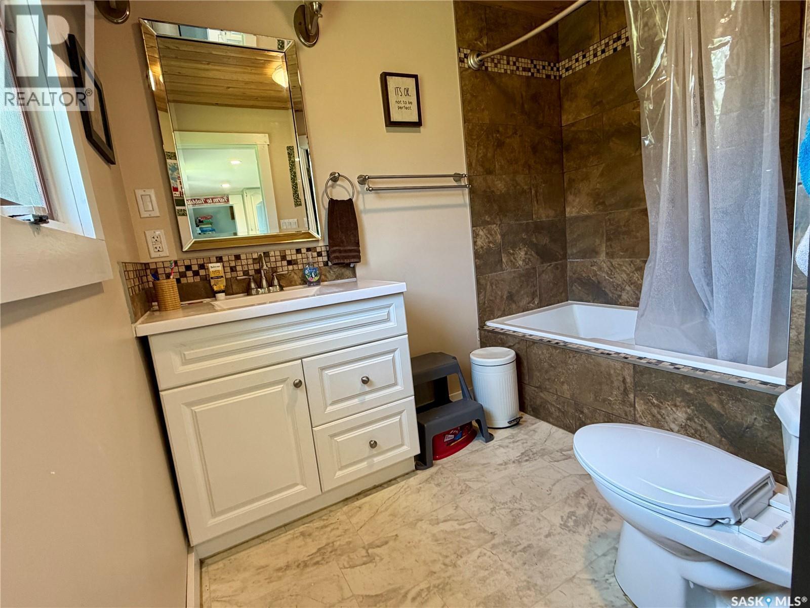 402 4Th Street, Medstead, SK - Indoor Photo Showing Bathroom