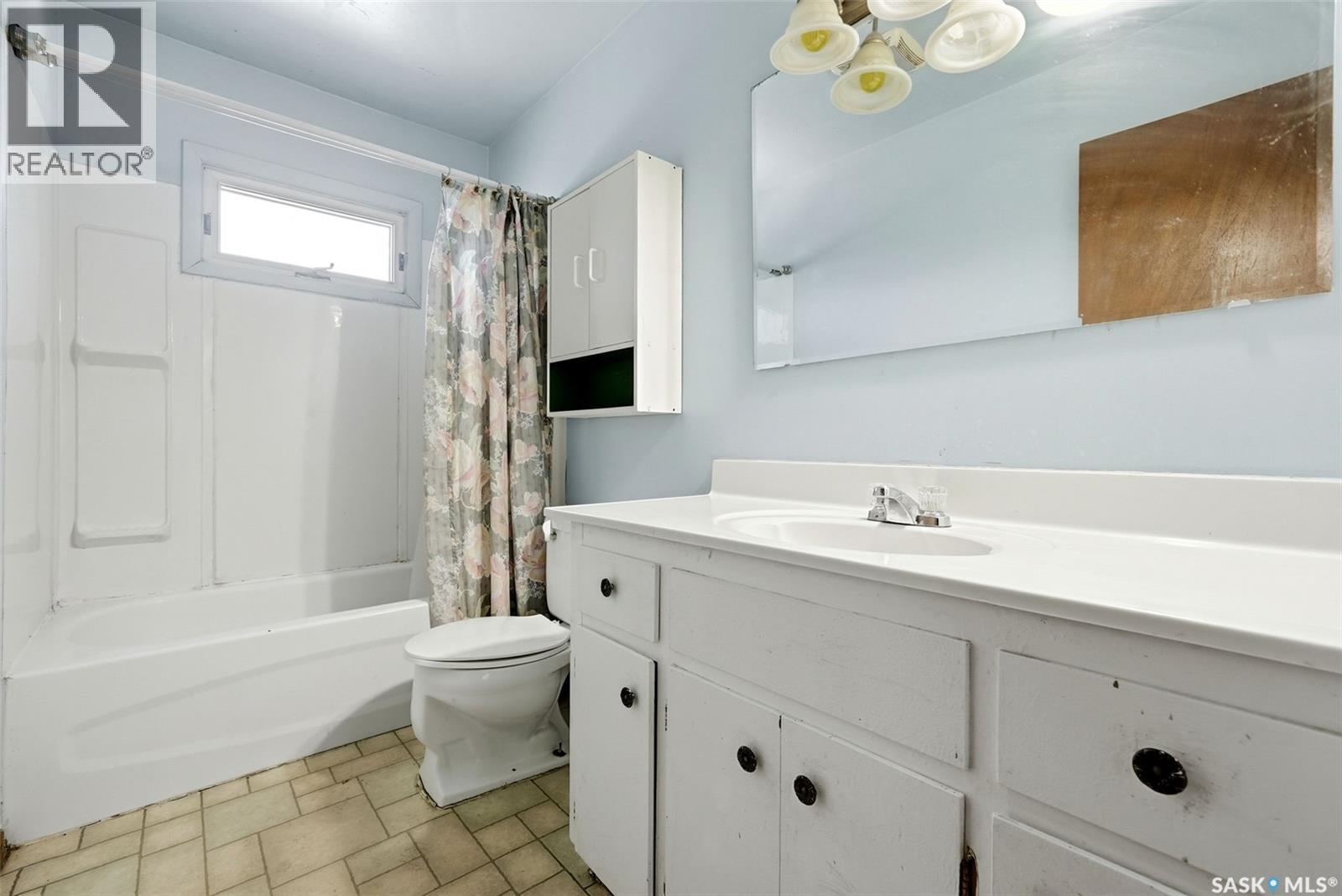 158 Read Avenue, Regina, SK - Indoor Photo Showing Bathroom