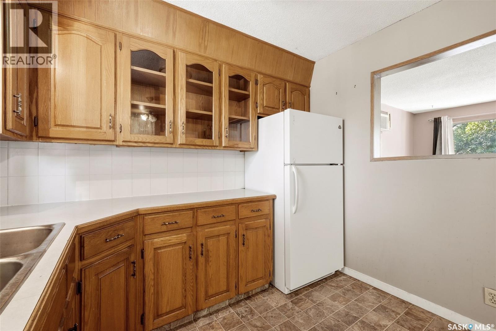158 Read Avenue, Regina, SK - Indoor Photo Showing Kitchen With Double Sink