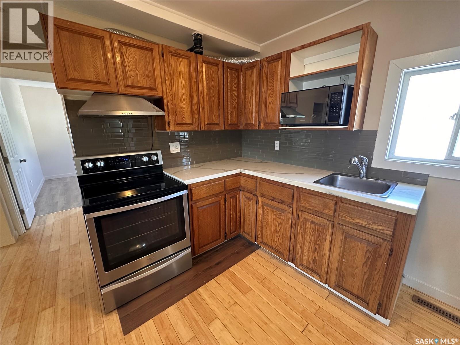 1106 10Th Avenue E, Regina, SK - Indoor Photo Showing Kitchen