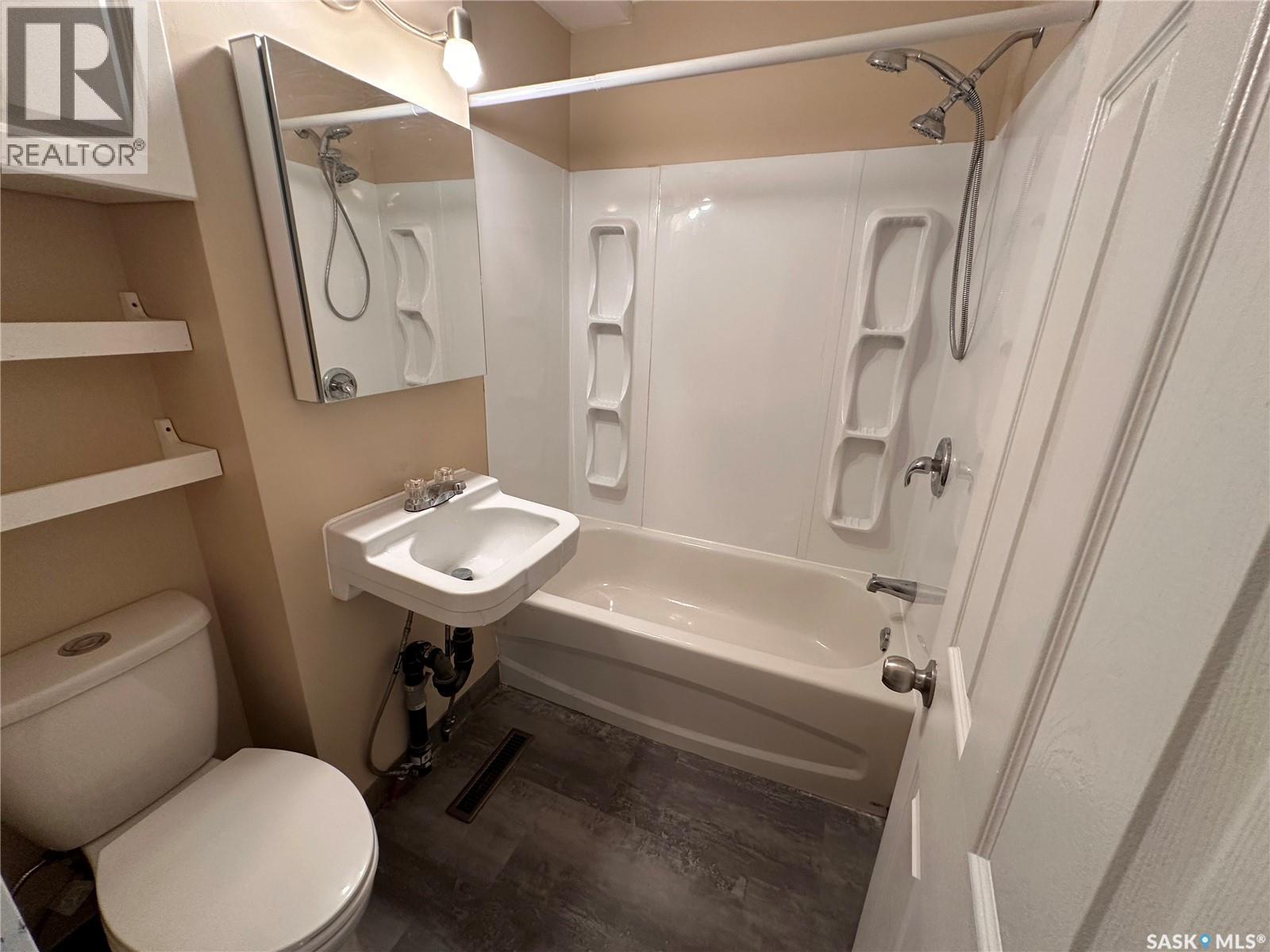 1106 10Th Avenue E, Regina, SK - Indoor Photo Showing Bathroom