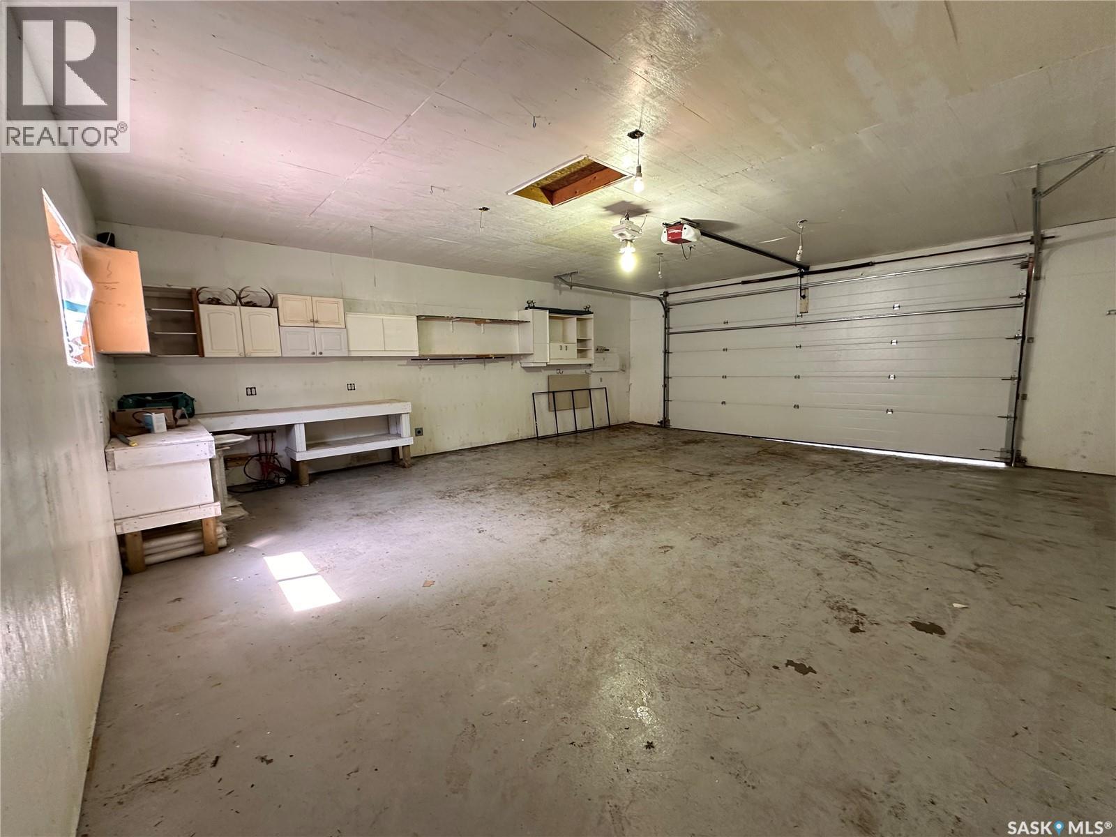 1106 10Th Avenue E, Regina, SK - Indoor Photo Showing Garage