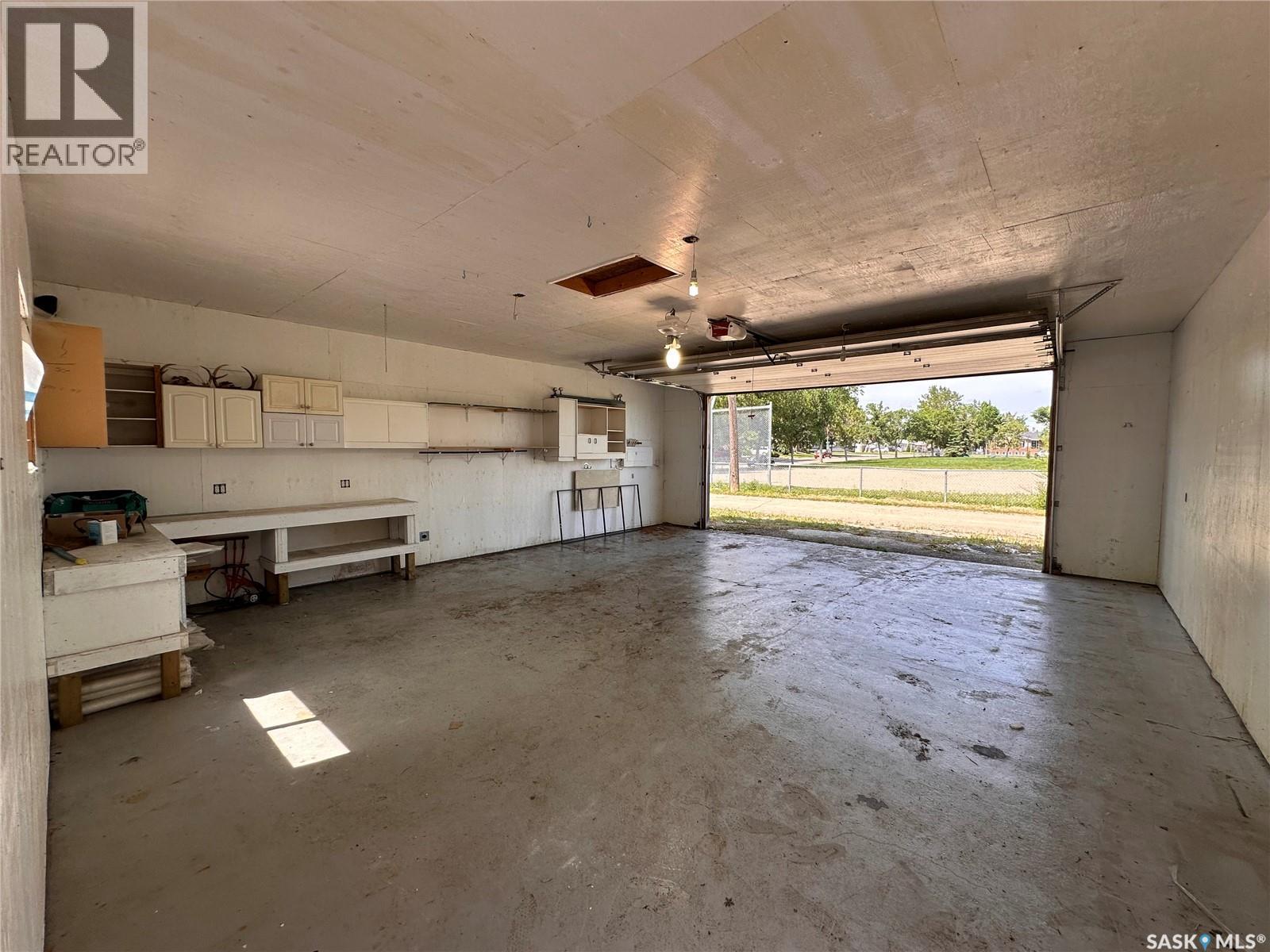 1106 10Th Avenue E, Regina, SK - Indoor Photo Showing Garage