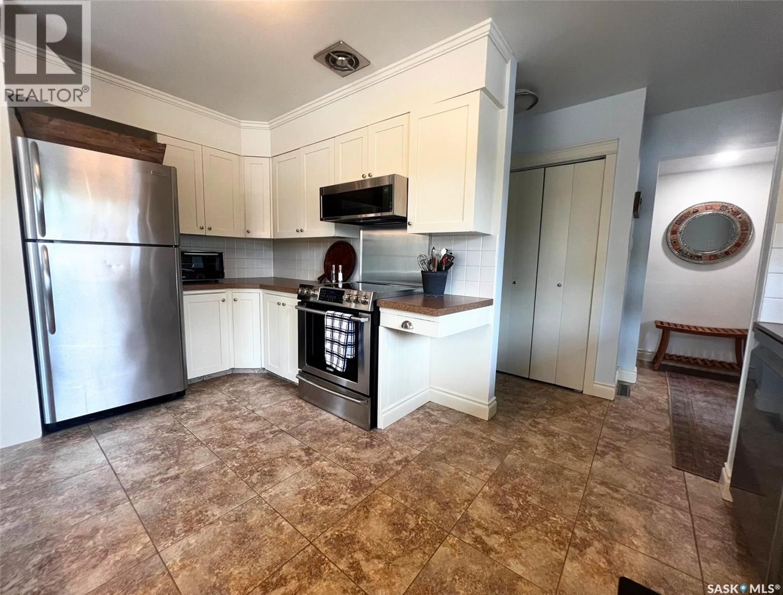 1183 George Street E, Swift Current, SK - Indoor Photo Showing Kitchen