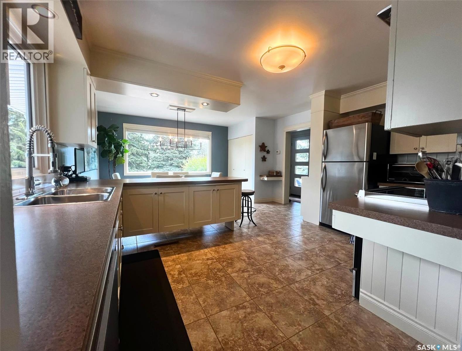 1183 George Street E, Swift Current, SK - Indoor Photo Showing Kitchen With Double Sink