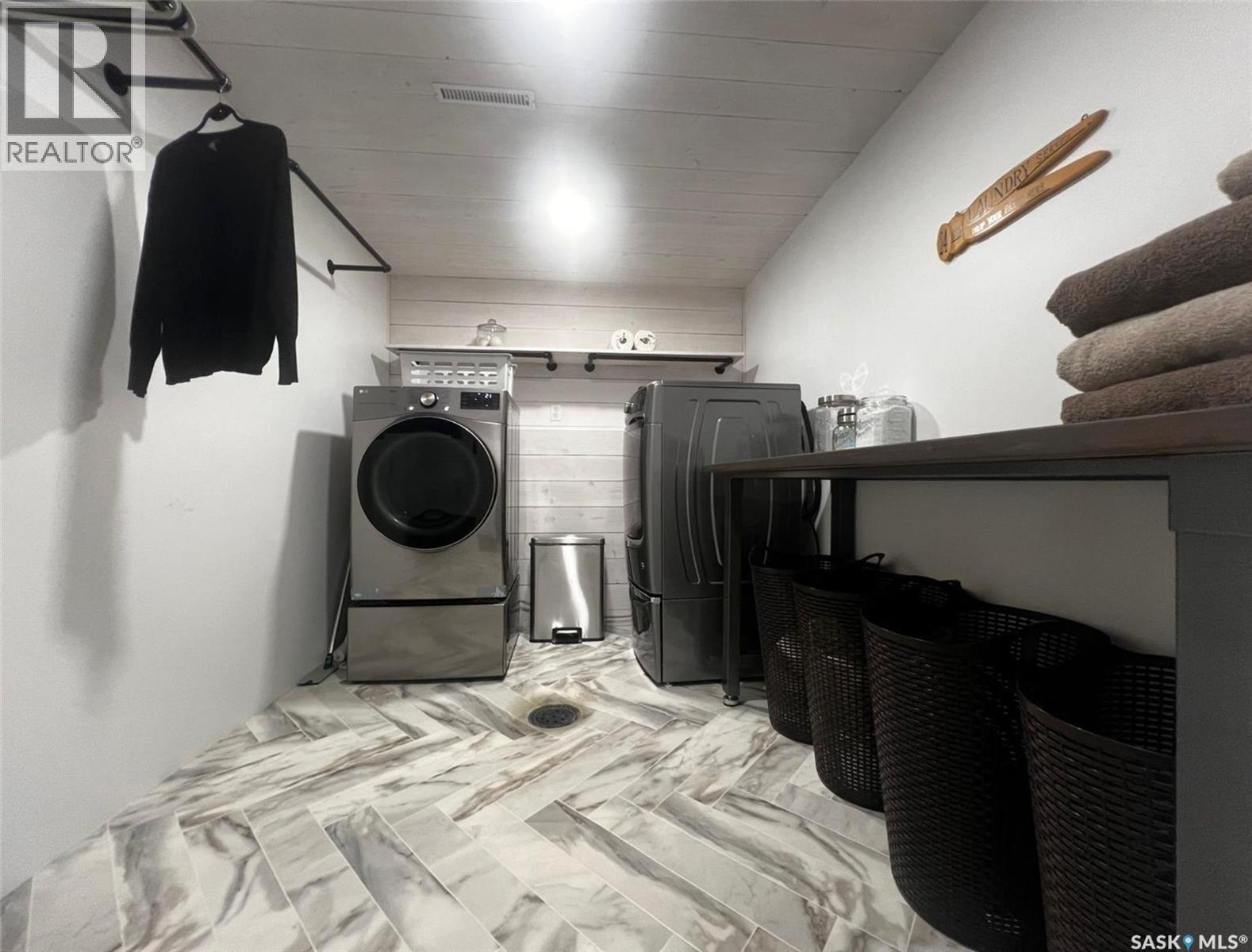 1183 George Street E, Swift Current, SK - Indoor Photo Showing Laundry Room