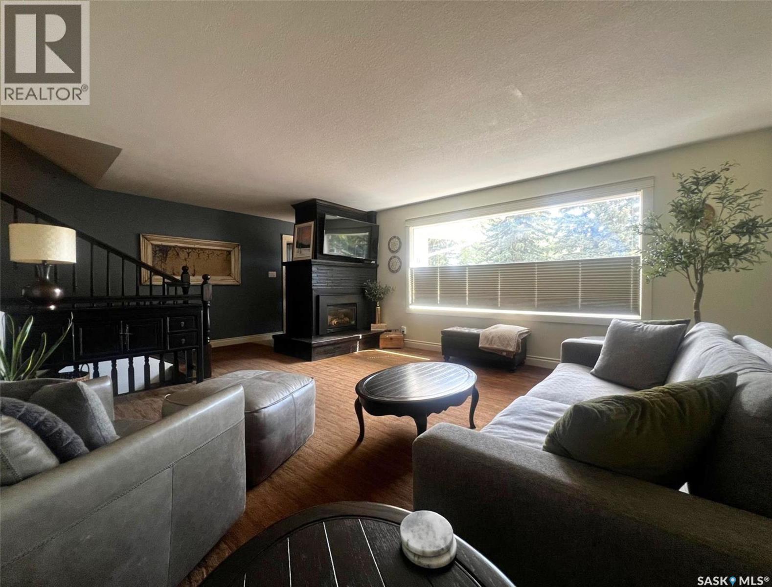1183 George Street E, Swift Current, SK - Indoor Photo Showing Living Room