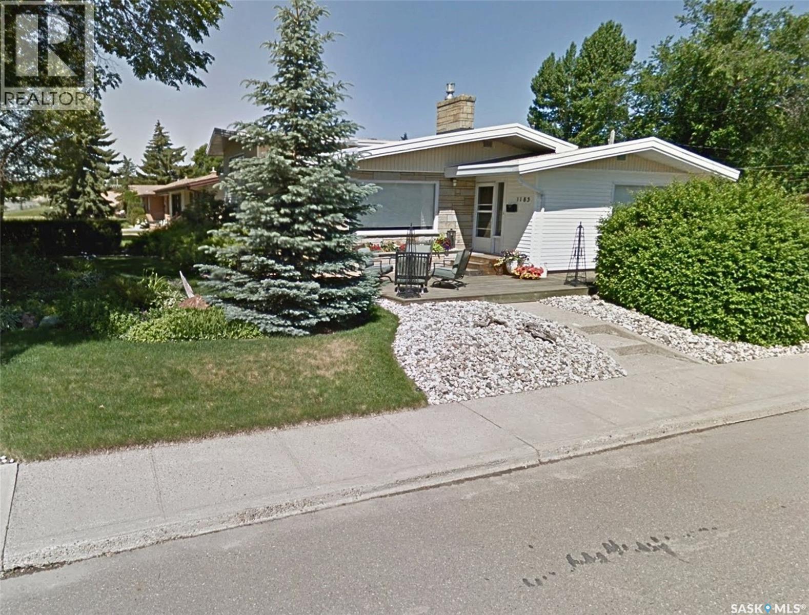 1183 George Street E, Swift Current, SK - Outdoor